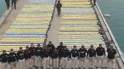 Agentes de la Atic posan con los paquetes de cocaína a sus espaldas.