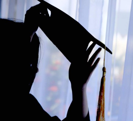 Padres reclaman cobros excesivos en escuelas y colegios por graduación