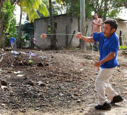 Los expertos hacen malabares con los trompos de Nano