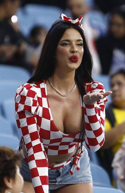 Ivana Knöll ha asistido a los partidos de Croacia en el Mundial y lo cierto es que no ha pasado desapercibida en los estadios de Qatar por su belleza y por sus particulares atuendos, algo fuera de lo que se suele ver en tierras árabes. 