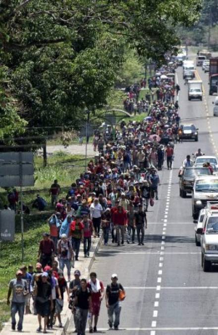 La caravana migrante viaja a pie por las carreteras principales desde Honduras hasta México.