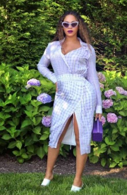 Con la foto donde aparece usando un vestido en color lila, la curvilínea Beyoncé ha despertado infinidad de comentarios sobre su estado.