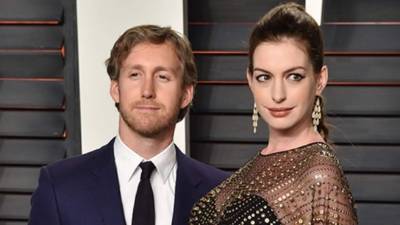 Anne Hathaway y su esposo Adam Shulman.