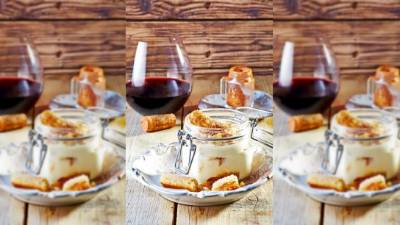 Espolvorear con cocoa el tiramisú.