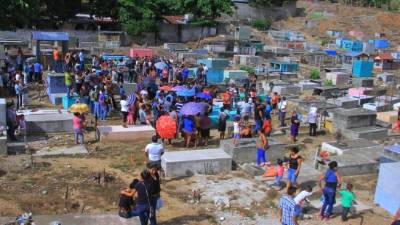 Decenas de pobladores fueron al cementerio.