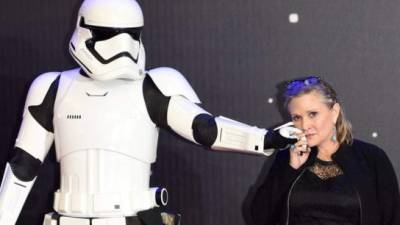 La actriz Carrie Fisher, junto a un soldado imperial de Star Wars. EFE