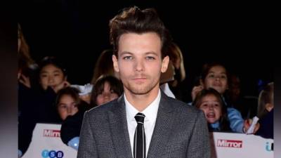 Tomlinson fue liberado la mañana tras haber pagado una fianza de 20,000 dólares.