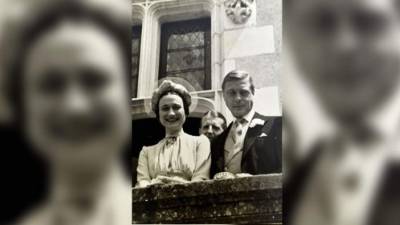 Fotografía facilitada por Bellmans Auctioneers de los duques de Windsor, en una de las imágenes inéditas de su boda que se subastaron hoy en Inglaterra por 11.408 libras (13.347 euros), cerca del doble de su precio estimado. EFE