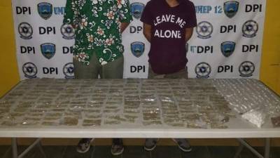 Los detenidos junto con lo decomisado al momento de ser presentado ante las autoridades.