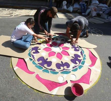 Con calma y con cuidado, los participantes colocan el acerrín de colores en cada espacio para dar forma a las figuras.