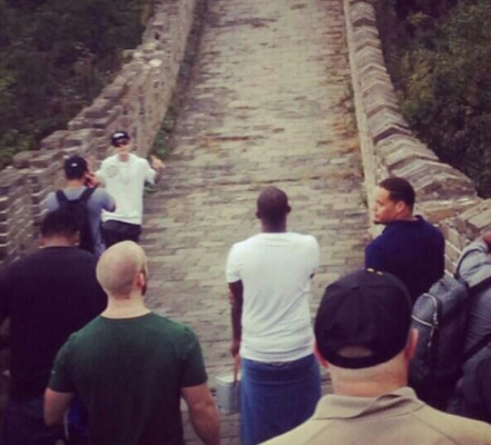 Guardaespaldas cargan a Justin Bieber para recorrer Muralla China