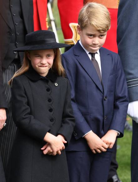 La princesa Charlotte también rindió tributo a su bisabuela con un simbólico broche en forma de herradura obsequiado por la reina Isabel II a la hija del príncipe William.