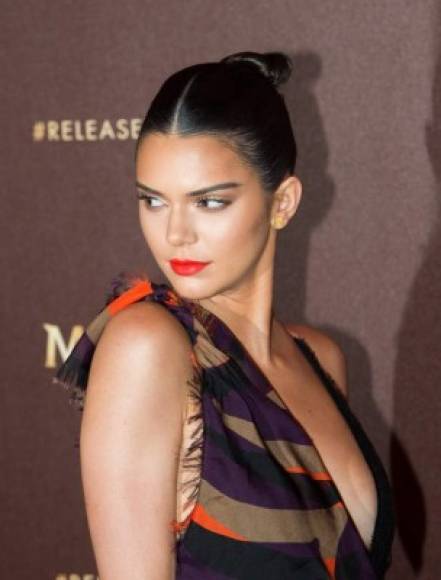 Kendall Jenner fue uno de los rostros más fotografiados ayer en Cannes. La vemos con un recogido muy pulido, con raya en medio. En el maquillaje, destellos metalizados y pestañas XXL en su mirada, frente a unos labios en un vibrante rouge mate.