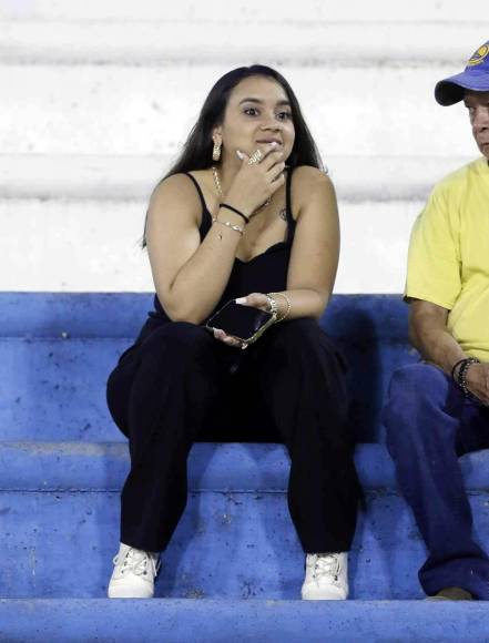 Esta linda chica asistió al estadio Olímpico para ver el partido entre Real España y Olancho FC.