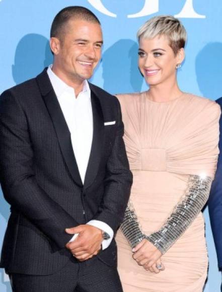 La pareja se conoció en enero de 2016, en la fiesta posterior a la ceremonia de los Globos de Oro y, desde entonces, fueron vistos juntos en diversas ocasiones. En mayo de ese mismo año, Perry compartió una foto de ambos en Cannes haciendo oficial la relación.