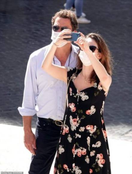 Dominic West y Lily James en Roma, Italia.