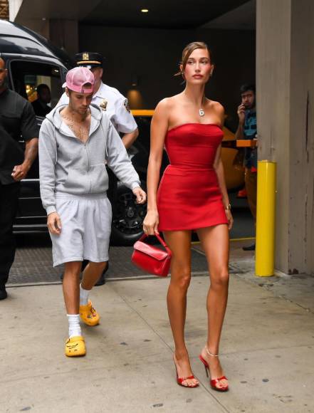 Y es que Justin Bieber está siendo duramente criticado tras ser captado llegando en fachas a un evento de su esposa Hailey para una conocida marca de donas con su línea de maquillaje en el lanzamiento de un labial que deja un acabado glaseado de fresa.