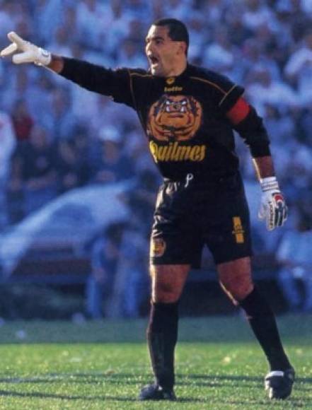 José Luis Félix Chilavert también llamó la atención en los 90', cuando militaba en Vélez Sarsfield y la selección guaraní.