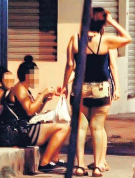 5. Queda al descubierto explotación de menores<br/><br/>Diario LA PRENSA dejó al descubierto que más de un centenar de menores de 18 años eran prostituidas en San Pedro Sula sin que las autoridades actuaran para detener ese fenómeno social que se propaga cada vez más. Una serie de reportajes abordó el problema de la explotación de menores y evidenció cómo estas adolescentes aparecen, principalmente, en las esquinas de calles transitadas de los barrios El Centro, Guamilito, Barandillas, El Benque y Suyapa para ofrecer sexo exprés dentro de vehículos.<br/><br/><br/>LA PRENSA reveló que el modo de operar de las menores es irse con su cliente a estacionamientos cercanos para que las cámaras de vigilancia (monitoreadas desde el Centro de Emergencias y Coordinaciones de Operaciones) no los capten y así evitar que lleguen las autoridades a detenerlos o multarlos. Los reportajes de LA PRENSA comprobaron que la proliferación de prostitutas adolescentes ha provocado que algunos estacionamientos vehiculares se conviertan en moteles de sexo en horario nocturno. El negocio de prostitutas adolescentes está conformado por un círculo en el cual tienen participación y lucro de manera directa la meretriz, en primera instancia; el chivo, por darle protección; el administrador nocturno del estacionamiento y en otros casos, un empleado de hotel pequeño que se confabula.