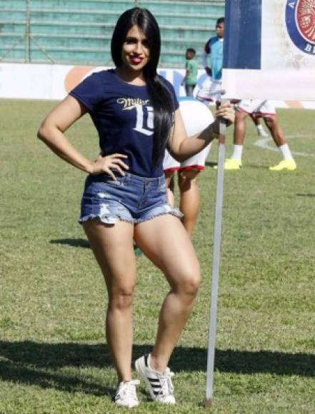 Una hermosa chica en la cancha del estadio Yankel Rosenthal.