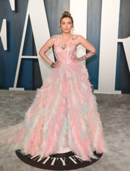 La modelo Paris Jackson lució rebelde pero elegante en un vestido con falda de plumas de Versace. TAMBIÉN: <a href='https://www.laprensa.hn/fotogalerias/farandula/1355535-411/mejor-vestidas-alfrombra-premios-oscar-2020' style='color:red;text-decoration:underline' target='_blank'>Mejor vestidas en los Premios Óscar 2020</a>