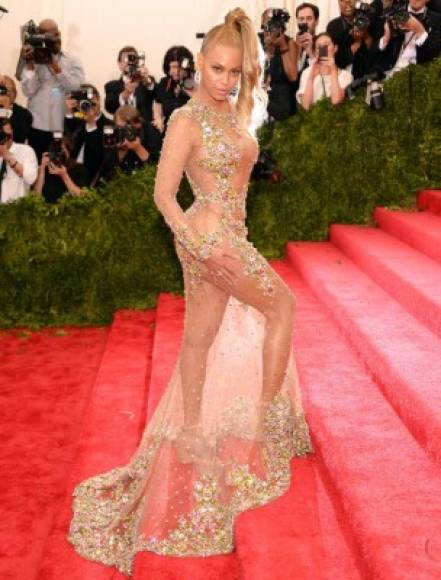 Con este vestido ultra transparente Beyoncé se convirtió en el centro de atención en la gala MET celebrada este año.