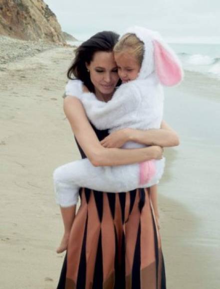 Angelina abraza a su hija Vivienne.