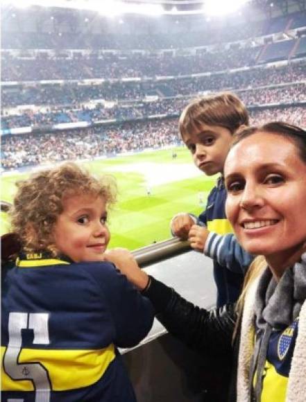 La extenista Gisela Dulko, como si estuviera en La Bombonera viendo jugar a Fernando Gago, jugador de Boca, su marido y el padre de sus dos hijos.
