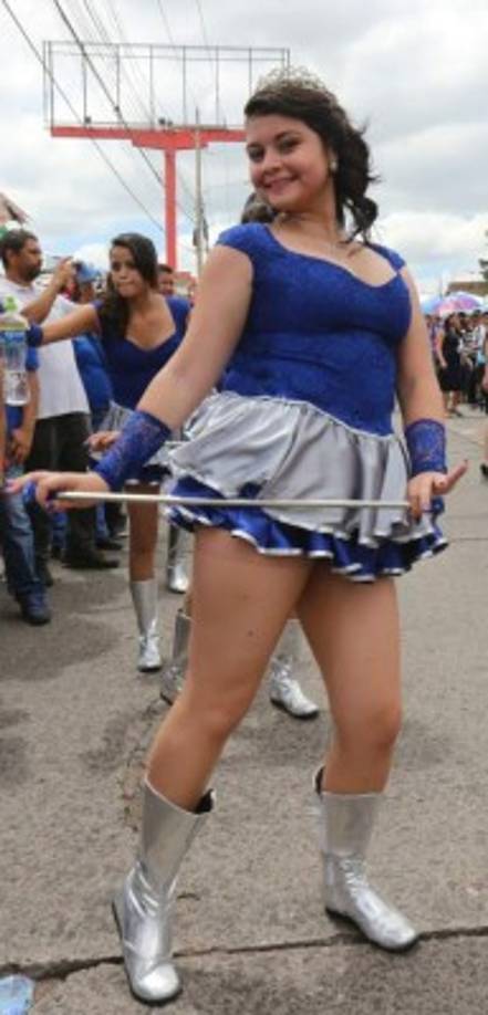 Un traje azul y plateado.