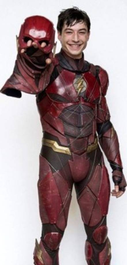 Este joven también es cantante de ópera, y en sus 10 años como actor ha llamado la atención con filmes como Tenemos que Hablar de Kevin. Y aunque recientemente se unió a la Liga de la Justicia como The Flash, sus bonos no han subido tan rápidamente: su fortuna se calcula en 500 mil dólares, según CelebrityNetWorth.com <br/>