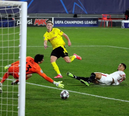 Haaland, con un doblete, lidera al Borussia Dortmund ante Sevilla y lo acerca a cuartos de Champions League