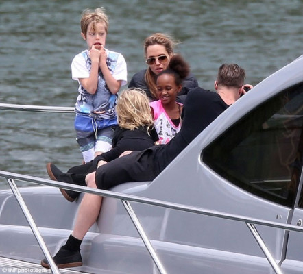 Angelina Jolie y Brad Pitt de vacaciones con sus hijos