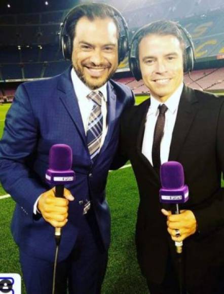 Carlos Ruiz se ha dado el lujo de ir a ver el clásico Barcelona vs Real Madrid en el Camp Nou como comentarista deportivo. Aquí junto a la leyenda del fútbol argentino, Javier Saviola.