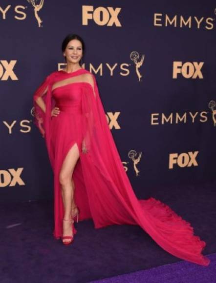 Catherine Zeta-Jones flamante en un vestido rosa de Georges HOBEIKA.