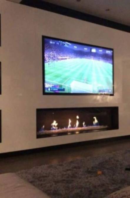 Este es uno de los televisores que tiene Messi en el interior de su casa.
