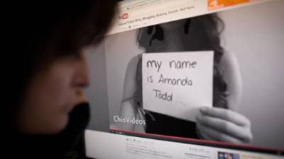 En una imagen de video proporcionada el miÃ©rcoles 12 de septiembre de 2018 Harvey Weinstein toca el hombro de Melissa Thompson mientras estÃ¡n sentados frente a la computadora de ella durante una presentaciÃ³n de negocios en 2011. Sky News transmitiÃ³ el video el 12 de septiembre de 2018. Thompson afirma que Weinstein la violÃ³ despuÃ©s. (Melissa Thompson/Sky News via AP) MANDATORY CREDIT MELISSA THOMPSON