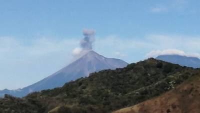 Columnas de humo ascienden del cráter del volcán.