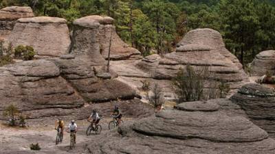 Se desarrollan varias actividades como ciclismo de montaña y paseos en moto.