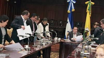 El alcalde y los regidores han mantenido discusiones.