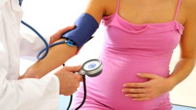 La embarazada debe vigilar su presión arterial.