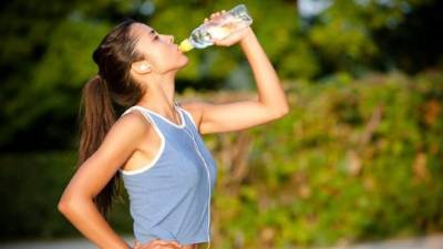 Los atletas deben consumir bebidas que contengan unos mayores niveles de sodio.