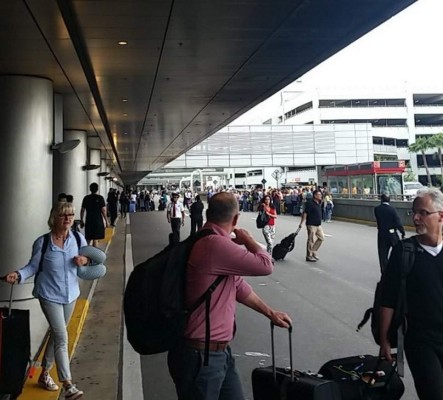 Pánico en aeropuerto de Miami por falso aviso de bomba