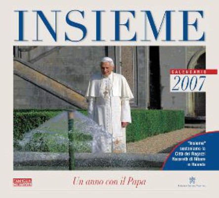 Benedicto XVI 'posa' para un calendario benéfico