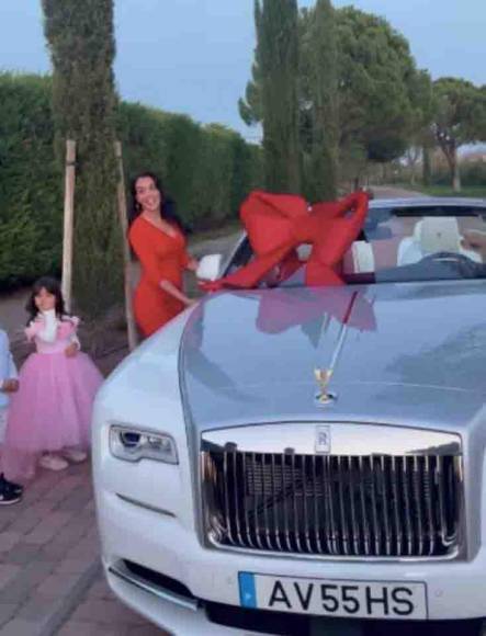 Un Rolls Royce Dawn 2022 fue el impresionante regalo de Georgina Rodríguez para su amado Cristiano Ronaldo.