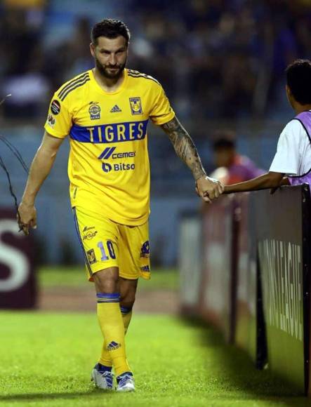 André-Pierre Gignac saludó a un niño recogepelotas tras salir del campo sustituido.