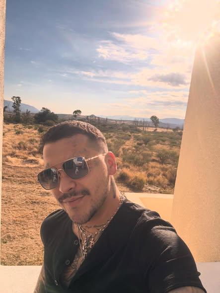 Christian Nodal celebra su cumpleaños como pirata con Ángela Aguilar