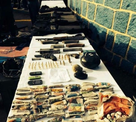 Capturan a 12 supuestos delincuentes con granadas y AK-47