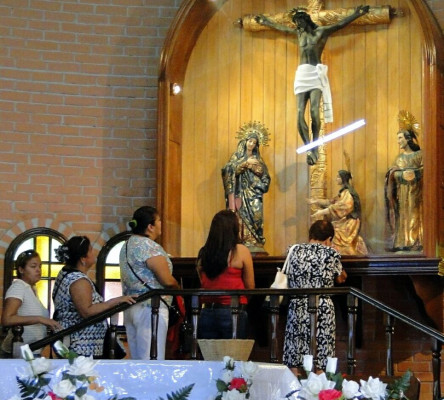 Católicos abarrotan templo del Cristo Negro