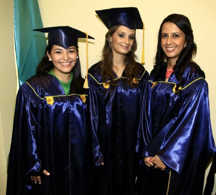 Aplausos por los graduados de la Universidad de San Pedro Sula
