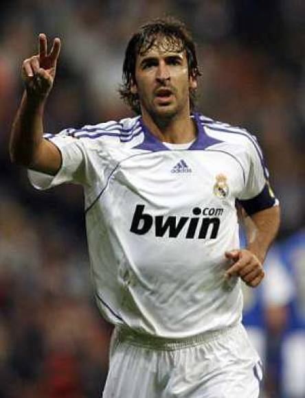 4. Raúl: Fue otro de los jugadores del Real Madrid que tuvo la oportunidad de llevarse el Balón de Oro, sin embargo, Michael Owen acabó llevándose el Balón de Oro en 2001.